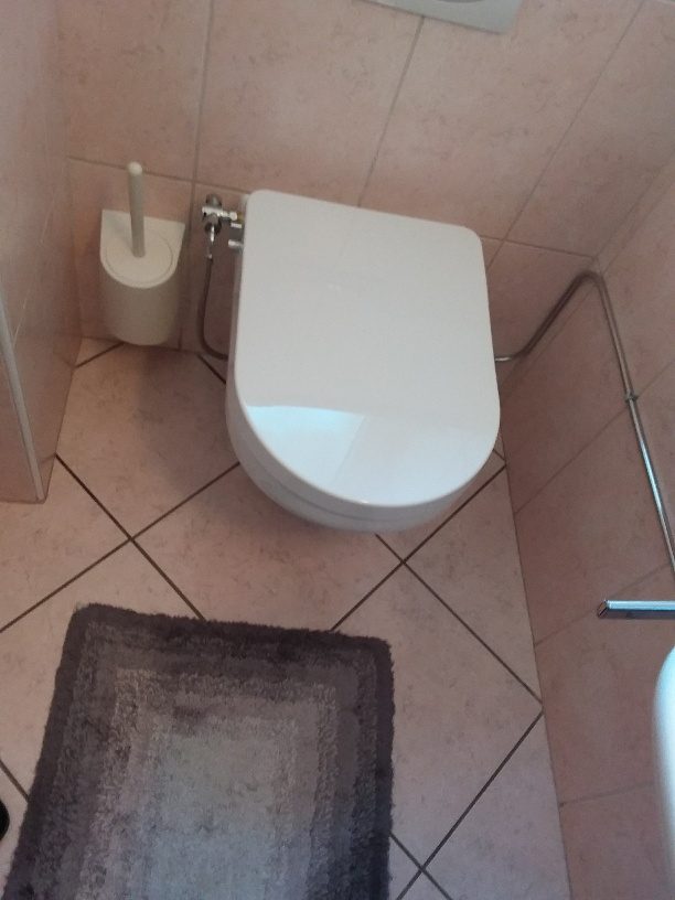 Maro D’Italia FP104 non-electric bidet seat fitted to an existing Villeroy & Boch toilet pan