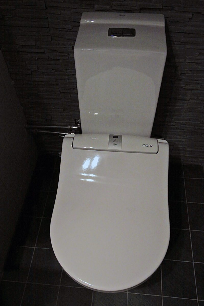 Maro D’Italia DI600 bidet seat combined with a close-coupled toilet